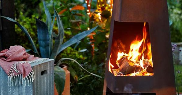 鋼鉄オベリスクのChimineaの屋外の火のピラミッドを風化させる木製の非常に熱い錆