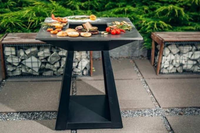 屋外の高温黒い塗られたCortenの鋼鉄バーベキューの木炭グリル