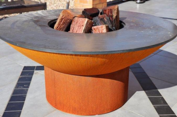 モダンなデザインの錆ついた屋外の木炭BBQはCorten鋼鉄BBQの火ボール ピットを焼く