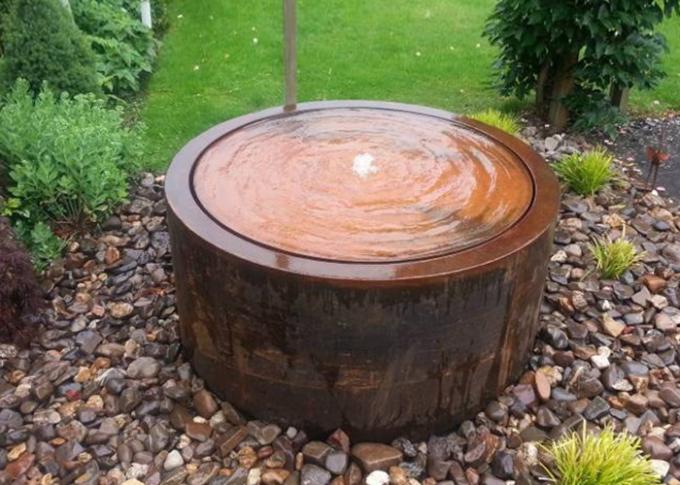 モダンなデザインの屋外の屋内庭の芸術のCortenポンプを搭載する鋼鉄水噴水