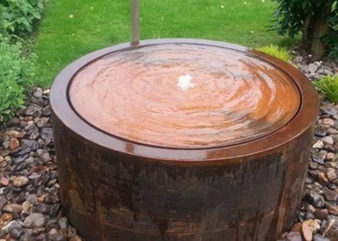 モダンなデザインの屋外の屋内庭の芸術のCortenポンプを搭載する鋼鉄水噴水