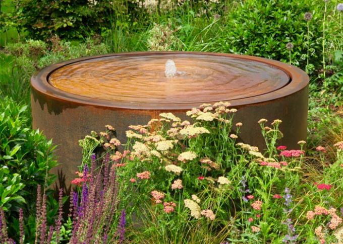 モダンなデザインの屋外の屋内庭の芸術のCortenポンプを搭載する鋼鉄水噴水