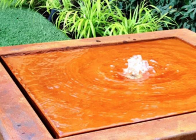 金属の庭水噴水の装飾的な屋外の彫刻水特徴