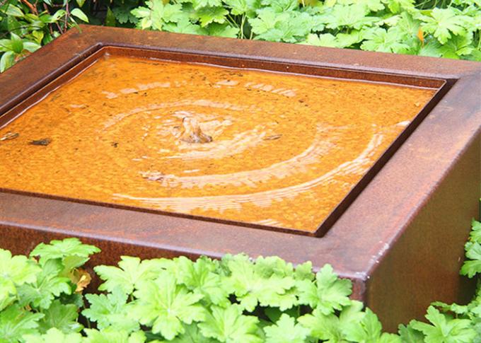 金属の庭水噴水の装飾的な屋外の彫刻水特徴