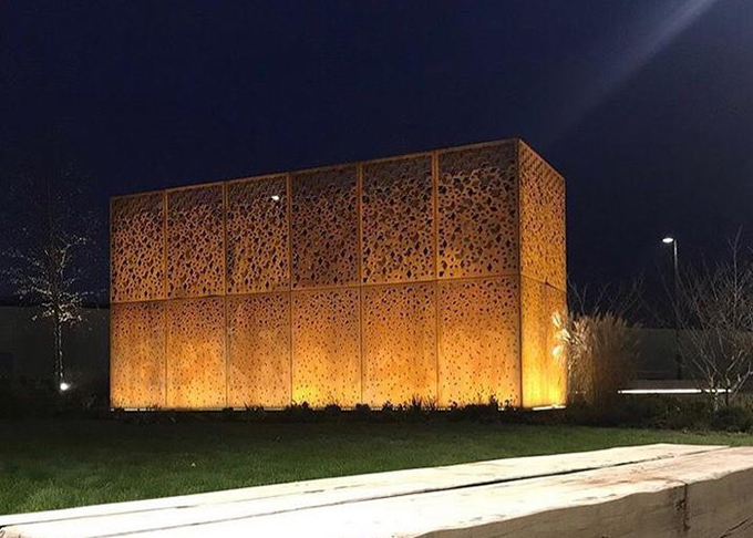 装飾的なレーザーはスクリーンのパネルの建物を切った