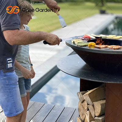木製の非常に熱いCortenの鋼鉄Bbqは屋外のバーベキュー党のために焼く