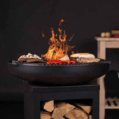 屋外の黒く小さいバーベキューのストーブの木炭BBQのグリルのテラスのキャンプ