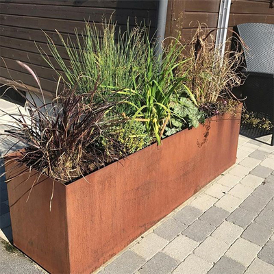 製造者によってはプランター庭の装飾的な金属の植木鉢が開花する