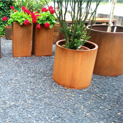 庭のためのCortenの鋼鉄プランターのあたりの花の錆ついた終わり