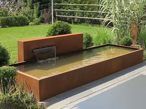 長方形現代Corten鋼鉄水噴水の屋外の庭の景色