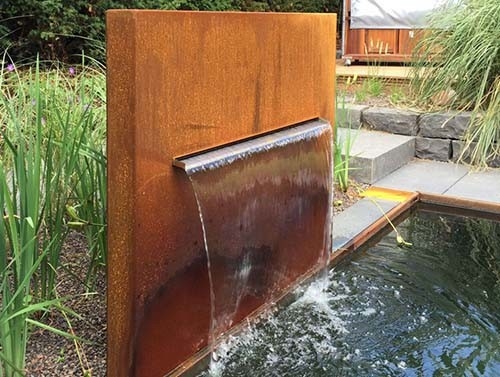 長方形現代Corten鋼鉄水噴水の屋外の庭の景色