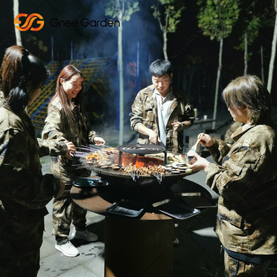 金属の庭のCortenの鋼鉄屋外のBBQの木炭のグリルの前にさびた