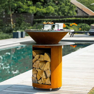 金属の庭のCortenの鋼鉄屋外のBBQの木炭のグリルの前にさびた