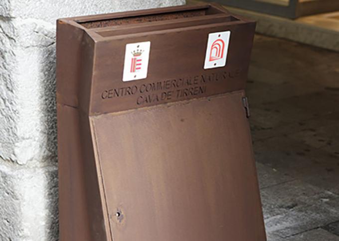 通り家具- Cortenの鋼鉄くず入れ