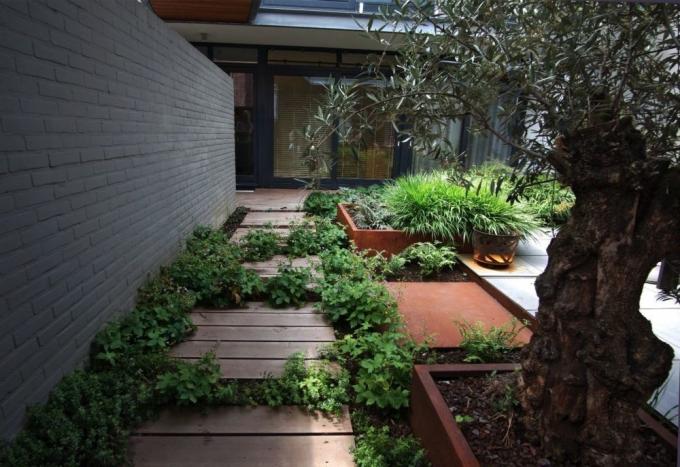 屋外の容易な組み立てられたCortenは花の植わることのための上げられた庭のベッド プランター箱に金属をかぶせる