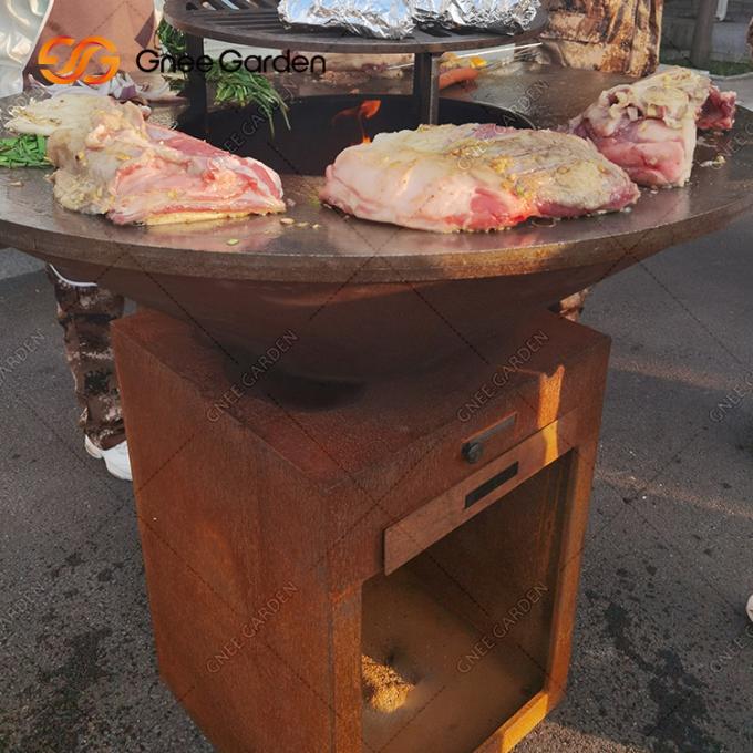 屋外BBQはCortenのまきの貯蔵の裏庭の錆ついた色の鋼鉄火ピットをカスタマイズした