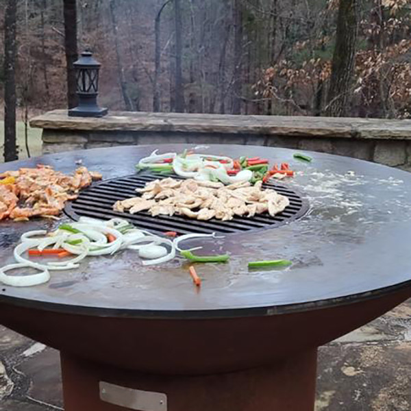 肉か野菜を焼くための木炭燃料を供給された耐候性がある金属屋外の調理BBQのグリル